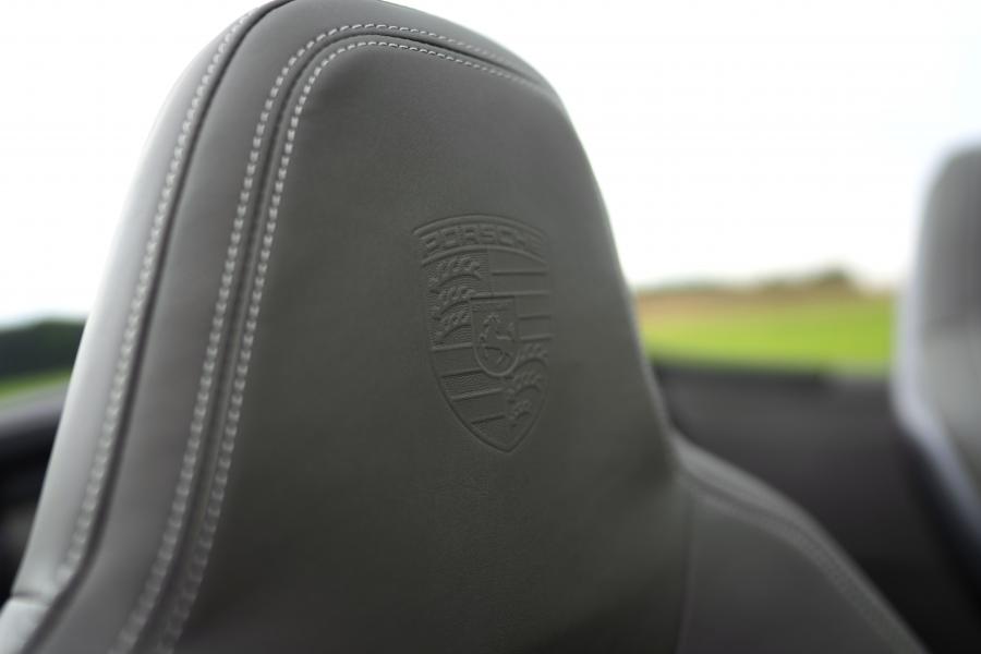 Детали интерьера Porsche 911 Carrera Cabriolet (992) 2019 года  (WW) (фото 61 из 62)